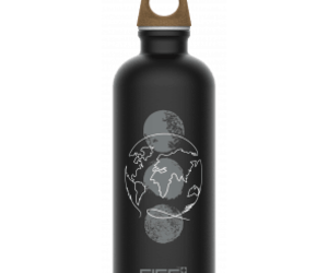 Aus Aluminium, 0.6liter, die Flasche ist auslaufsicher, BPA-Frei, federleicht, kohlensäuredicht und natürlich in Frauenfeld hergestellt.