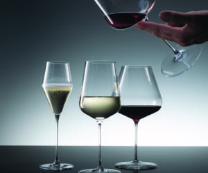 Kristallglas, made in Germany, federleicht in der Hand und lässt dabei die Weinaromen perfekt zur Geltung kommen.