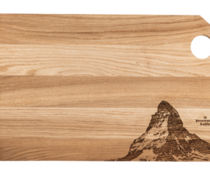 Das mäjestätische Matterhorn erstreckt sich in 4’478 Metern Höhe als ein einzigartiges Alpen-Panorama. Er ist wohl der bekannteste Berg Europas und das Wahrzeichen der Schweiz. An der Grenze des Westschweizer Kanton Wallis, zwischen Zermatt und dem italienischen Breuil-Cervinia, bietet er einen atemberaubenden Blick auf die Umgebung. Ein Paradies für alle Naturfreunde und ein perfektes Sujet für unser Holz-Schneidebrett!

Mit Leinöl behandelt lässt es die Maserung des Holzes schön hervortreten und bietet Schutz vor Feuchtigkeit.

Dieses wunderschöne PanoramaKnife-Produkt verwenden Sie natürlich zum Schneiden und Hacken, aber auch als elegante Variante zum Servieren kleiner Köstlichkeiten.