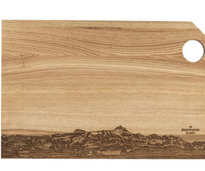 Das handgefertigte Eichenschneidbrett ist unverleimt, aus einem Stück Holz. Mit Leinöl behandelt lässt es die Maserung des Holzes schön hervortreten und bietet Schutz vor Feuchtigkeit. 40x25cm