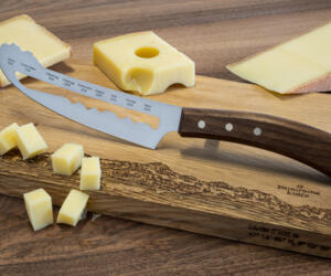 Das Alpsteinmesser mit dem Säntis ist aus Chirurgenstahl. Rockwell Härte 54-55 HRC.
Der fast samtene Griff ist aus Nussbaumholz.
Ein handgefertigtes Messer – made in Switzerland.
Bitte von Hand abwaschen!