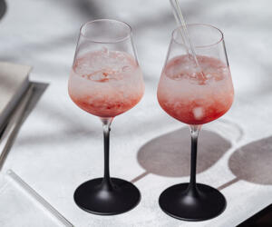 Genießen Sie ein Glas edlen Wein am Abend, stilvoll serviert in einem raffiniert gestalteten Kristallglas.